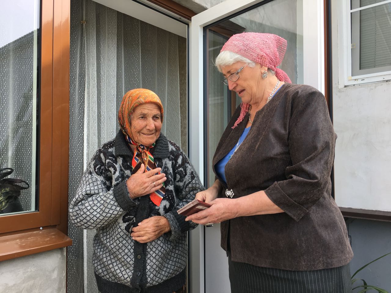 Поздравление 90-летних жителей абазинских аулов с Днем пожилых людей