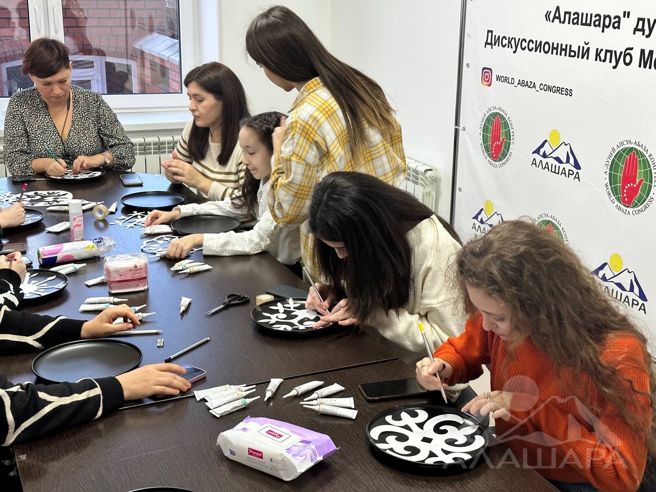 Заключительный мастер-класс по росписи на керамике прошёл в офисе АНО «Алашара»